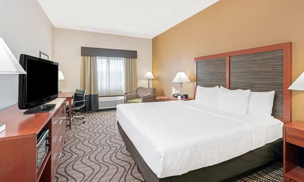 Hotel La Quinta Inn & Suites by Wyndham Midwest City - Tinker AFB photo 1