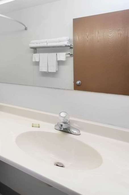 Hotel Super 8 by Wyndham Merrillville photo 4