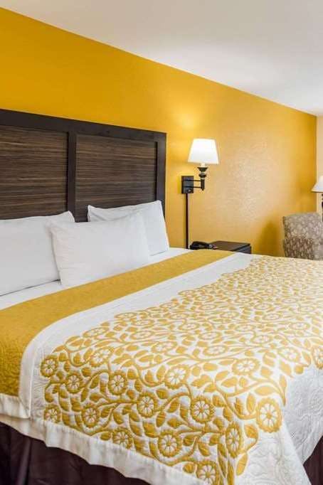 Hotel Days Inn by Wyndham Madison photo 1