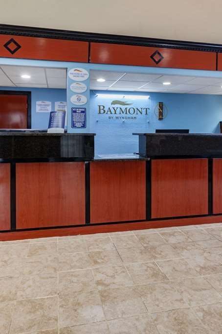 Hotel Baymont Perrysburg photo 2