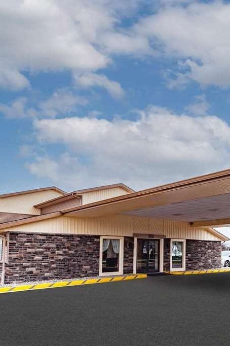 Hotel Baymont Perrysburg photo 3