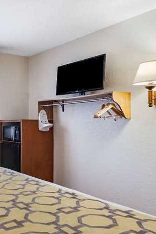 Hotel Baymont Perrysburg photo 1
