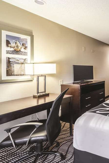 Hotel La Quinta Inn Suites Collins photo 3