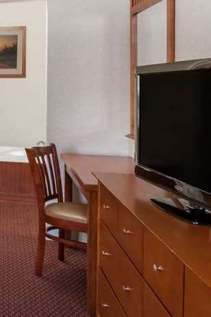 Hotel Howard Johnson by Wyndham Traverse City photo 2