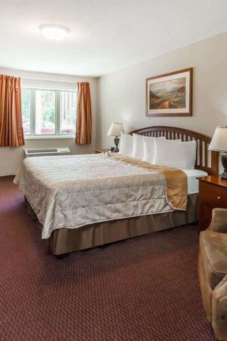 Hotel Howard Johnson by Wyndham Traverse City photo 1