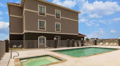 La Quinta Inn & Suites by Wyndham Bridgeport