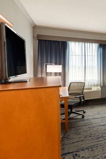 Hotel La Quinta Inn & Suites by Wyndham Bridgeport photo 3