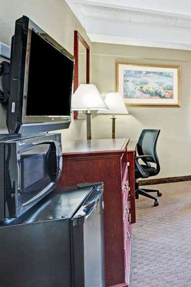 Hotel Travelodge by Wyndham Iowa City photo 4