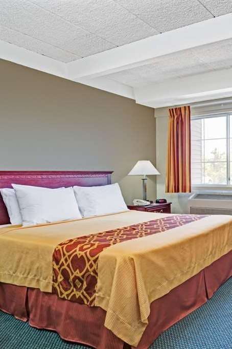 Hotel Travelodge by Wyndham Iowa City photo 1