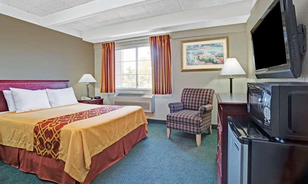Travelodge by Wyndham Iowa City