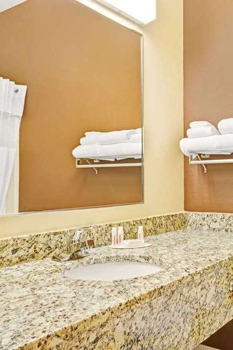 Hotel Baymont by Wyndham Wahpeton photo 3