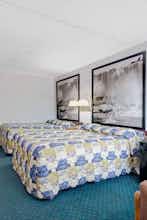 Hotel Super 8 by Wyndham Niagara Falls North photo 2