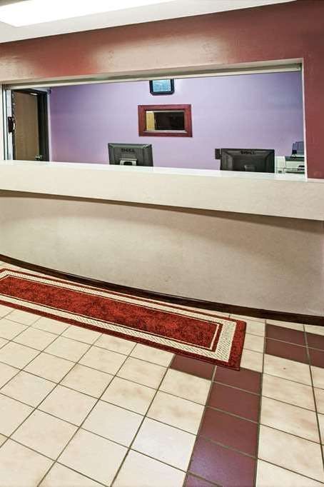 Hotel Super 8 by Wyndham Heath/Newark photo 3