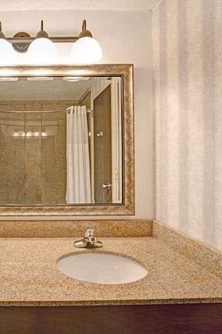 Hotel Ramada by Wyndham Bismarck photo 4