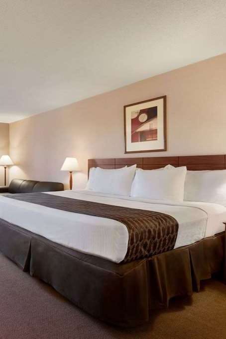 Hotel Ramada by Wyndham Bismarck photo 1