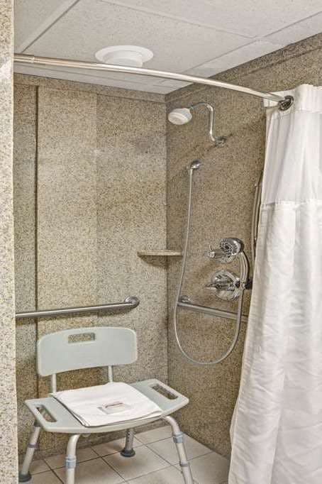 Hotel Ramada by Wyndham Bismarck photo 5