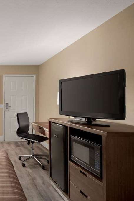 Hotel Travelodge Wyndham Salmon Arm photo 5