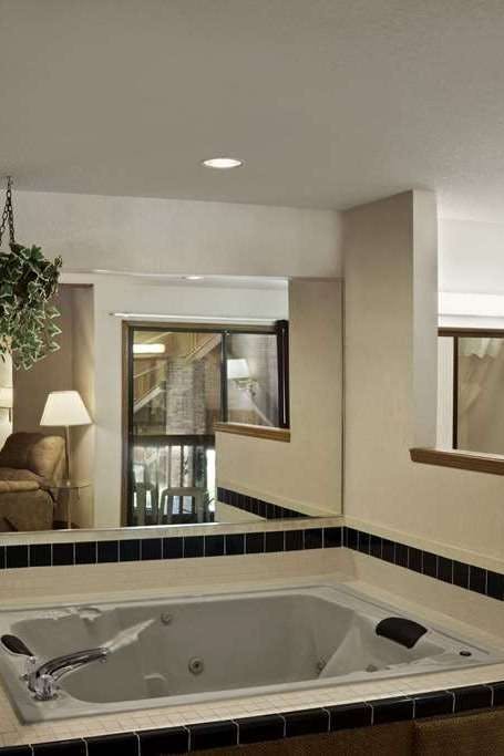 Hotel Baymont by Wyndham Whitewater photo 5