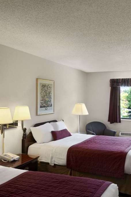 Hotel Baymont by Wyndham Whitewater photo 2