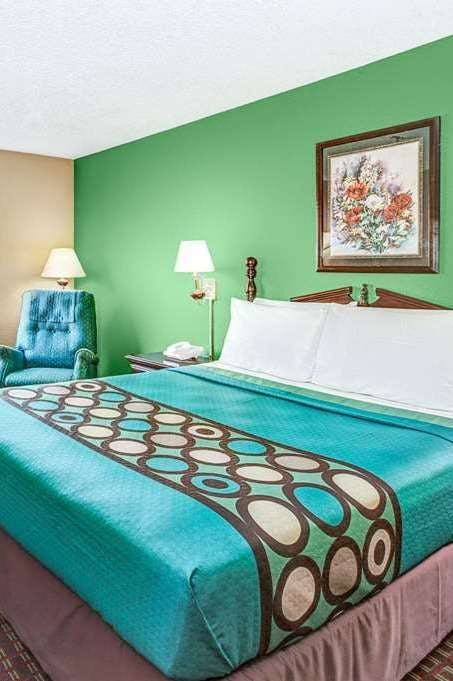 Hotel Super 8 by Wyndham McHenry/Fox Lake Area photo 1