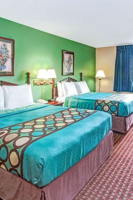 Hotel Super 8 by Wyndham McHenry/Fox Lake Area photo 2