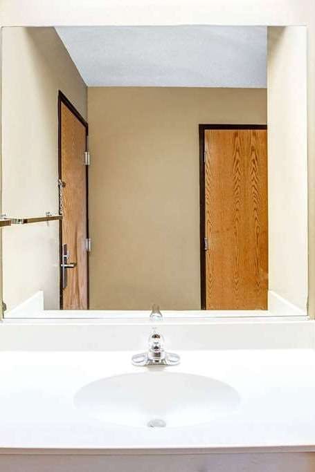 Hotel Super 8 by Wyndham McHenry/Fox Lake Area photo 4