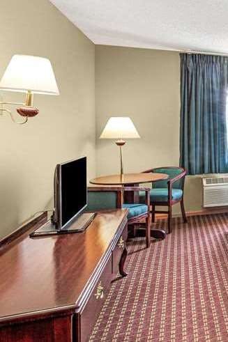 Hotel Super 8 by Wyndham McHenry/Fox Lake Area photo 3