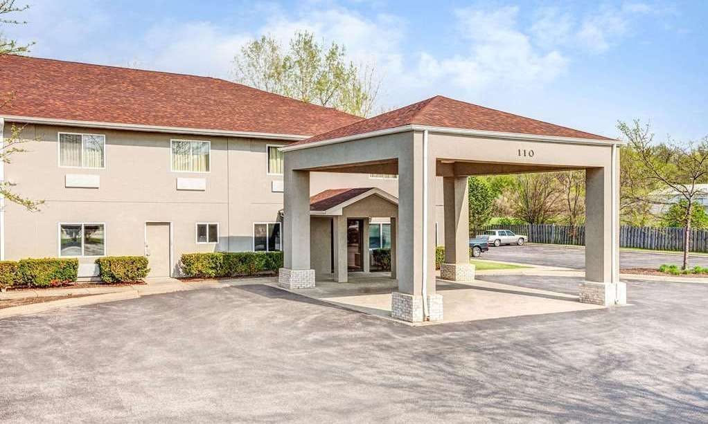 Super 8 by Wyndham McHenry/Fox Lake Area