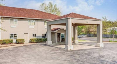 Super 8 by Wyndham McHenry/Fox Lake Area