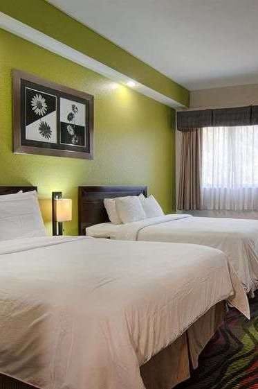 Hotel Days Inn & Suites by Wyndham Bonita Springs North Naples photo 2