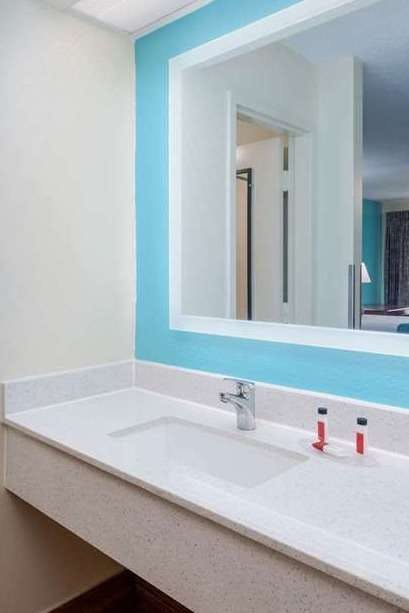 Hotel Howard Johnson by Wyndham Savannah GA photo 5