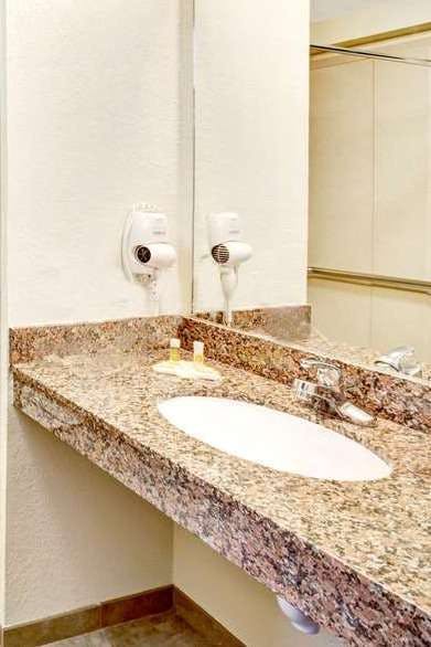 Hotel Days Inn by Wyndham Oklahoma City/Moore photo 3