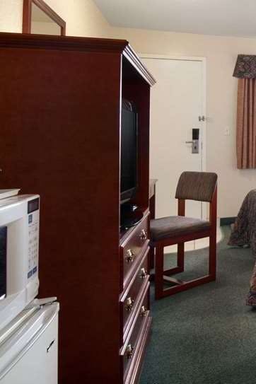 Hotel Travelodge by Wyndham Drumhllr photo 3