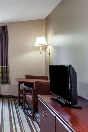 Hotel Super 8 by Wyndham La Grange KY photo 3