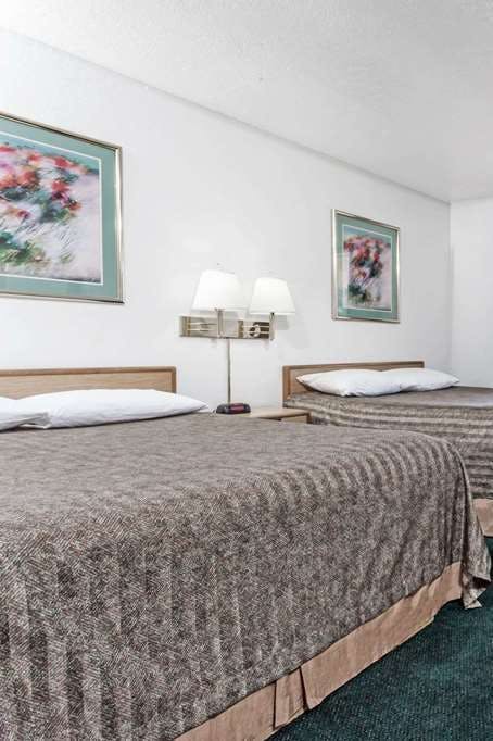 Hotel Travelodge by Wyndham La Grande photo 2