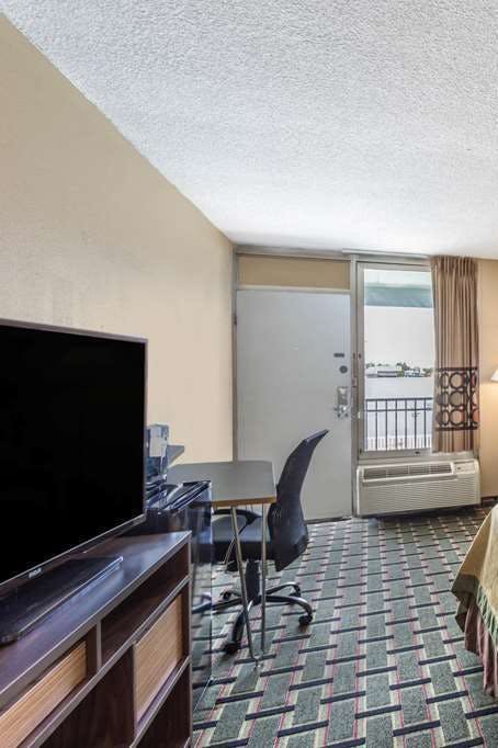 Hotel Super 8 Ocala I-75 photo 2