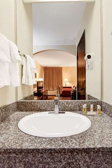 Hotel Days Inn by Wyndham Dallas Plano photo 5