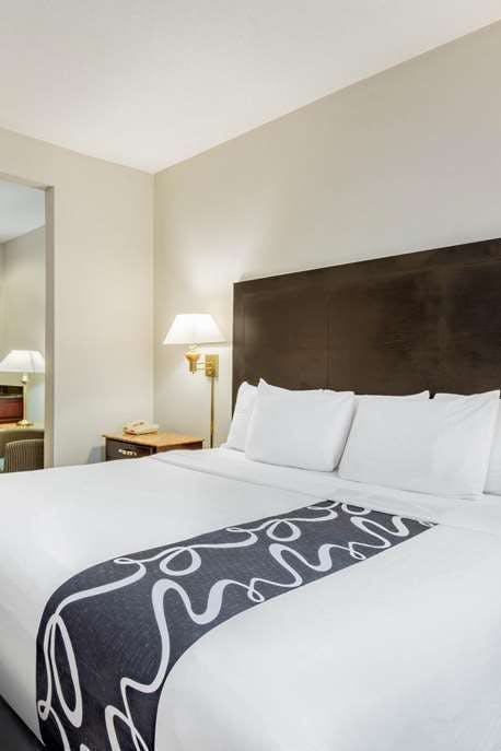 Hotel La Quinta Inn & Suites by Wyndham Mt. Laurel - Philadelphia photo 1