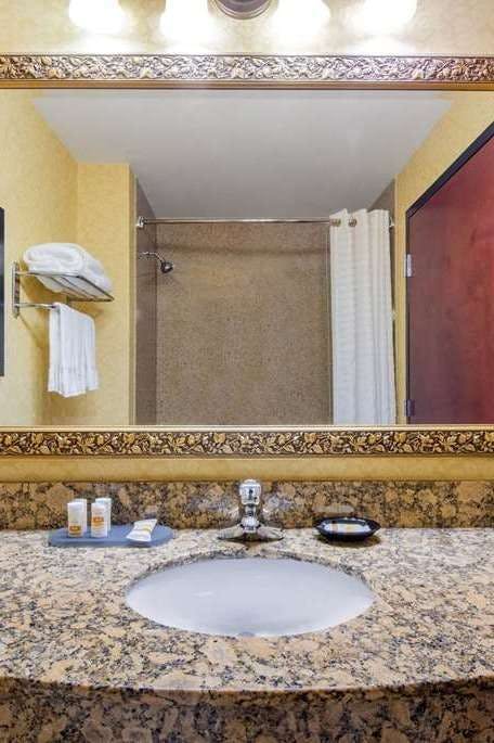 Hotel La Quinta Inn & Suites by Wyndham Mt. Laurel - Philadelphia photo 3