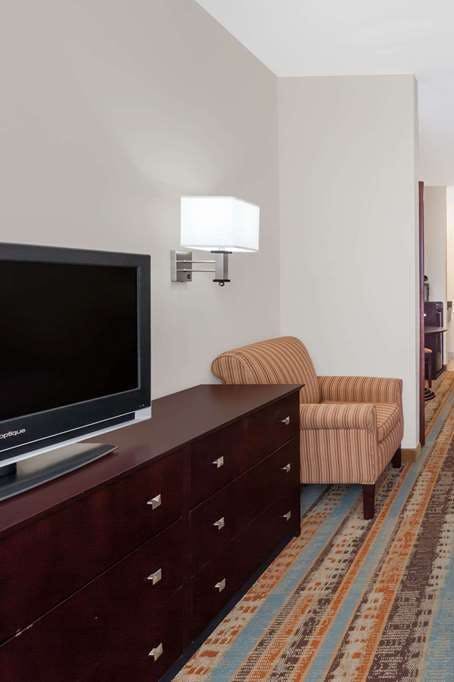 Hotel Baymont by Wyndham Henderson photo 3