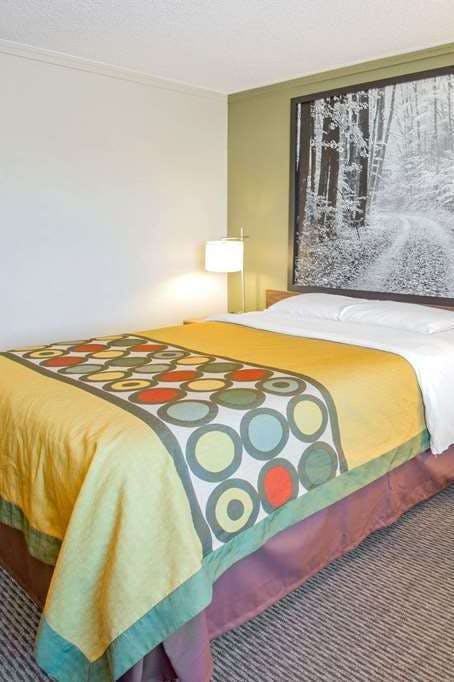 Hotel Super 8 by Wyndham Windsor/Madison North photo 1