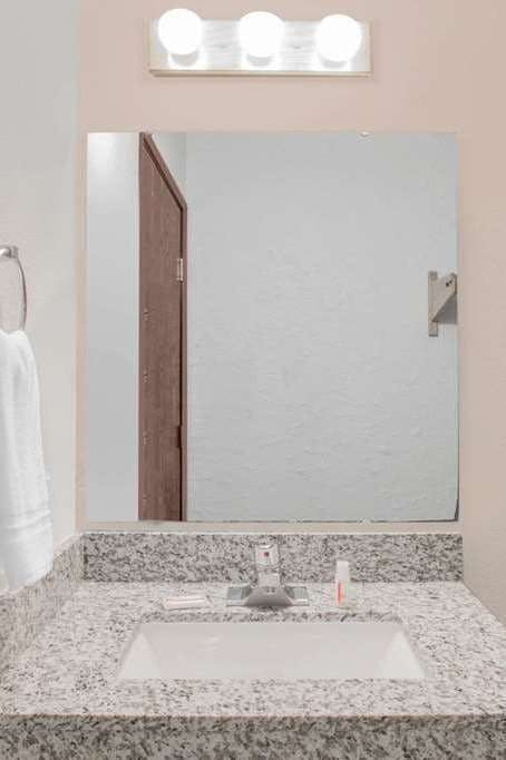 Hotel Super 8 by Wyndham Windsor/Madison North photo 3