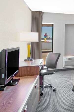 Hotel Super 8 by Wyndham Windsor/Madison North photo 5