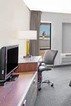 Hotel Super 8 by Wyndham Windsor/Madison North photo 5