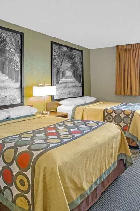 Hotel Super 8 by Wyndham Windsor/Madison North photo 2