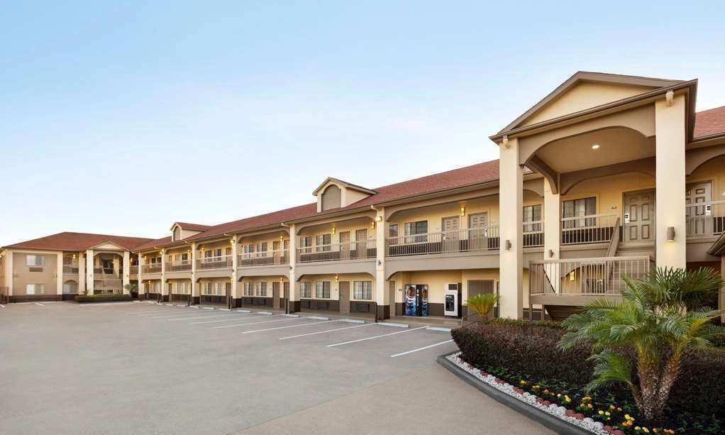 Days Inn & Suites by Wyndham Houston Hobby Airport