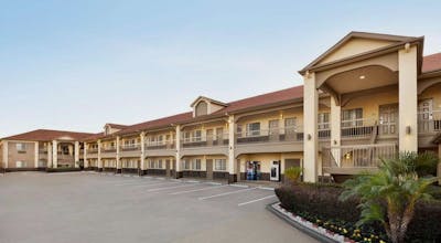 Days Inn & Suites by Wyndham Houston Hobby Airport