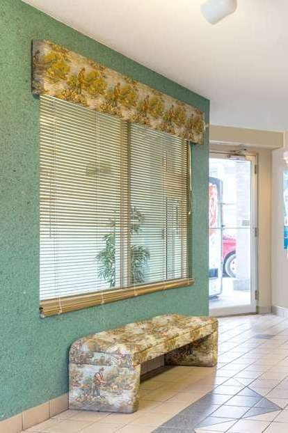 Hotel Super 8 by Wyndham Golden photo 3