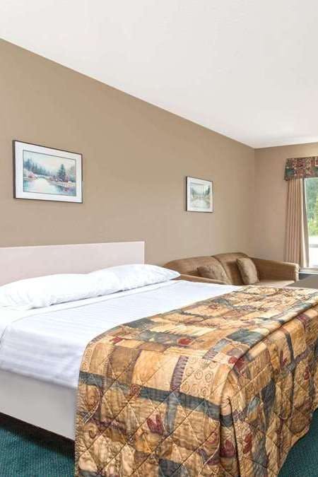 Hotel Super 8 by Wyndham Golden photo 1