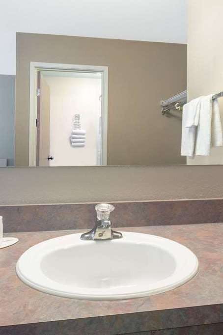 Hotel Super 8 by Wyndham Golden photo 2